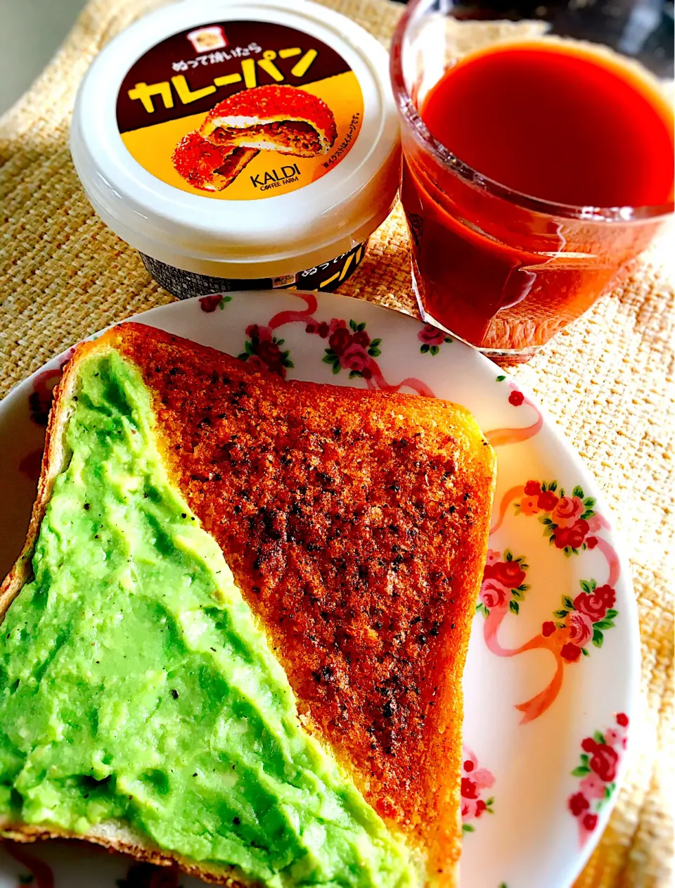 朝ごパン🥪アボカドandカレーの素|じゃじゃまるさん