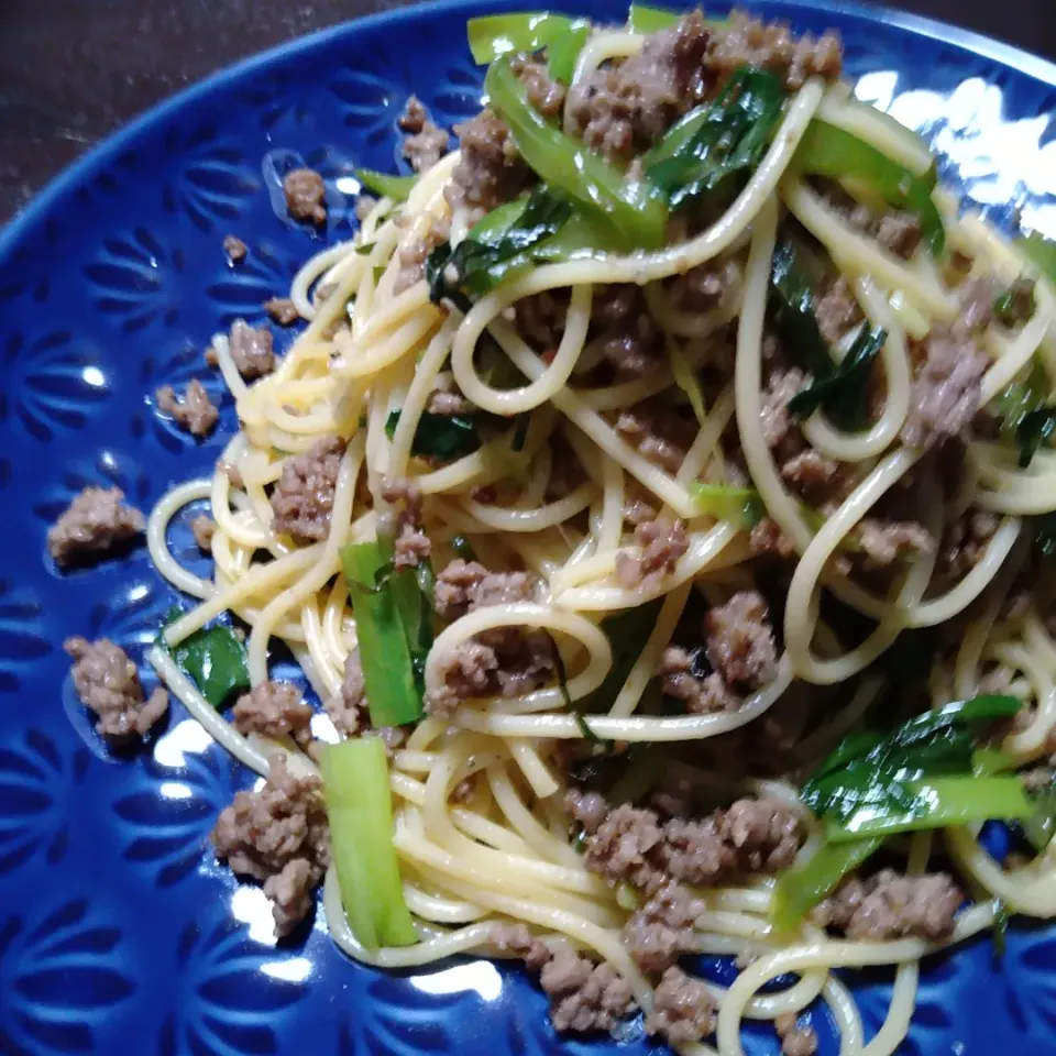 Snapdishの料理写真:小松菜とひき肉中華パスタ|おもちさん