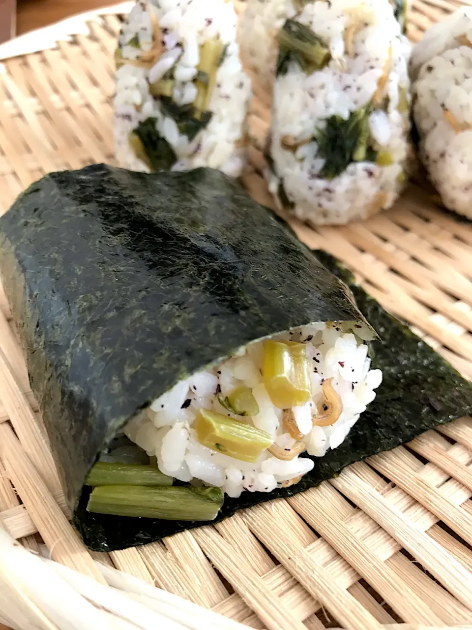 Snapdishの料理写真:大根の葉とじゃこの醤油麹炒め おむすび🍙|morimi32さん