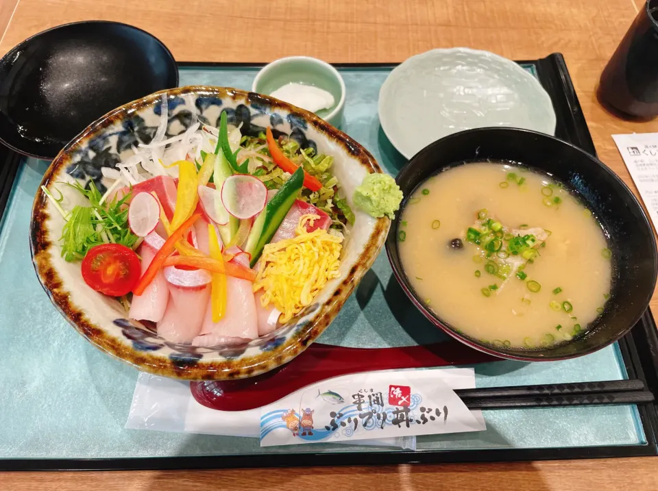 ウミヤマショクドウ　串間活き〆ぶりプリ丼|コージ💫さん