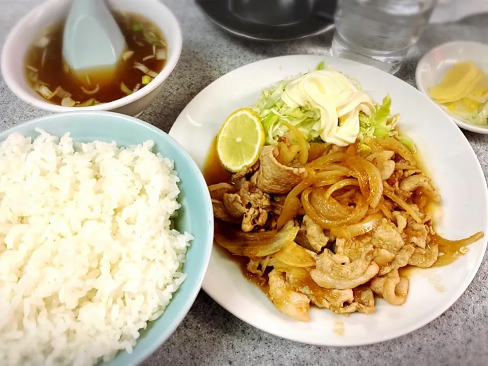 Snapdishの料理写真:本日の日替り（A 生姜焼定食） ¥720|Blue Moon Caféさん