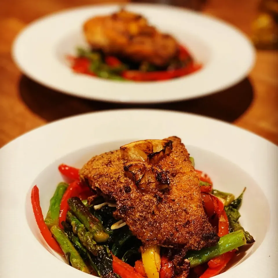 Cajun Spiced Blackened Fresh Salmon baked with Lemon & Butter 
With Sautéed Spinach & Garlic , With Peppers & Asparagus cooked in Fresh Basil & lemon 
A full di|Emanuel Hayashiさん