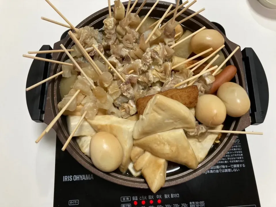 晩御飯は、おでん🍢。大根、卵、はんぺん、ウインナー、スジ串、練り物。|Saharaさん