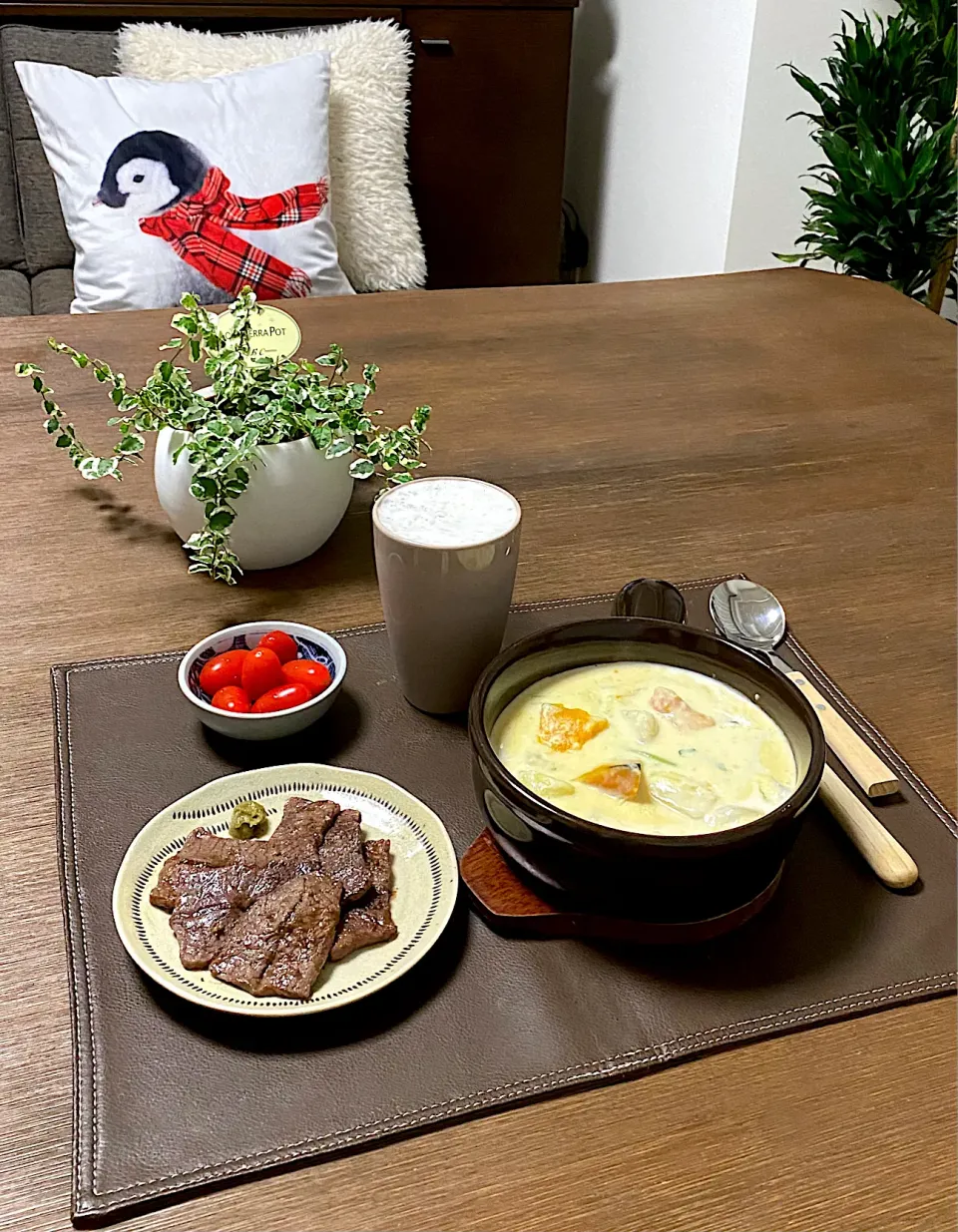 Snapdishの料理写真:カブとパンプキンのホワイトシチュー、ミスジ焼肉柚子胡椒、ミニトマトのレモン和え、ビール|pentarouさん