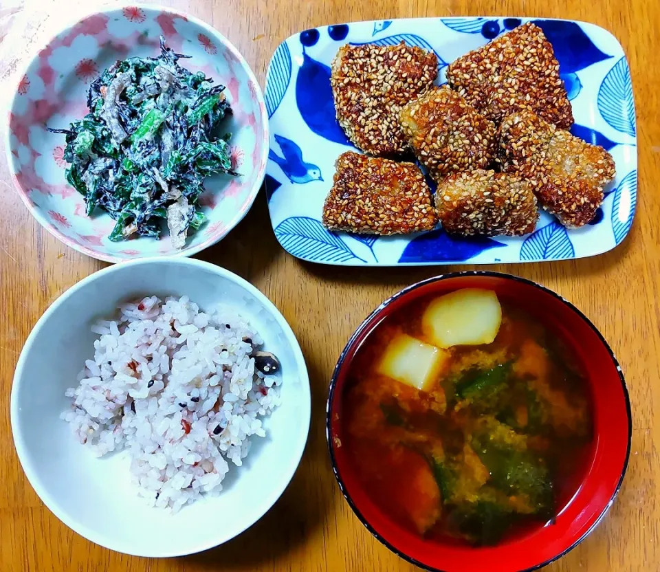 １１月１６日　めかじきごま醤油揚げ　春菊とひじきの白和え　お麩とわかめのお味噌汁|いもこ。さん