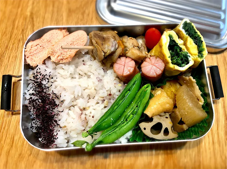 Snapdishの料理写真:サラ弁　　　　　　　　　　　　　　　　　　ほうれん草の卵巻き　根菜煮物　鶏もも肉煮　スナップえんどう　焼き辛子明太子|じゅんさんさん