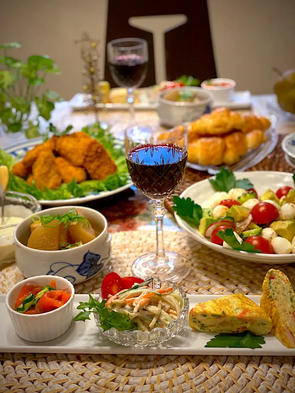 鶏胸肉のカツandモッツァレラチーズサラダで、 お誕生日おめでとう🎉㊗️の食卓|paaruさん