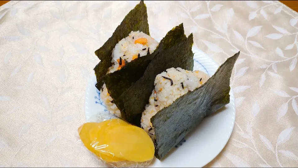 11/28の夜勤弁当🍙
鮭とひじきの混ぜ込みおにぎり|卯月さん