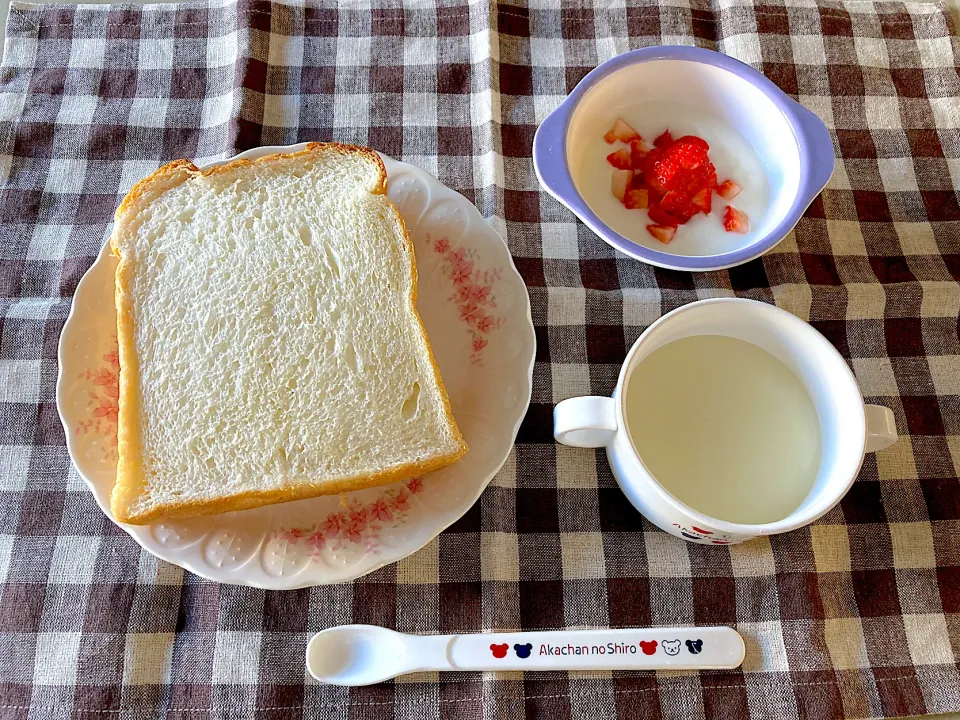 【離乳食】食パン、ミルク、いちご、ヨーグルト|sayaさん