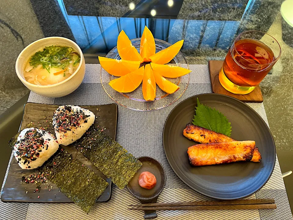 Snapdishの料理写真:休日の朝ご飯
⁡
●男梅ふりかけのおにぎり🍙
●サーモンハラスの西京焼
●月見お味噌汁
●梅干し
●紅まどんな|yokoさん