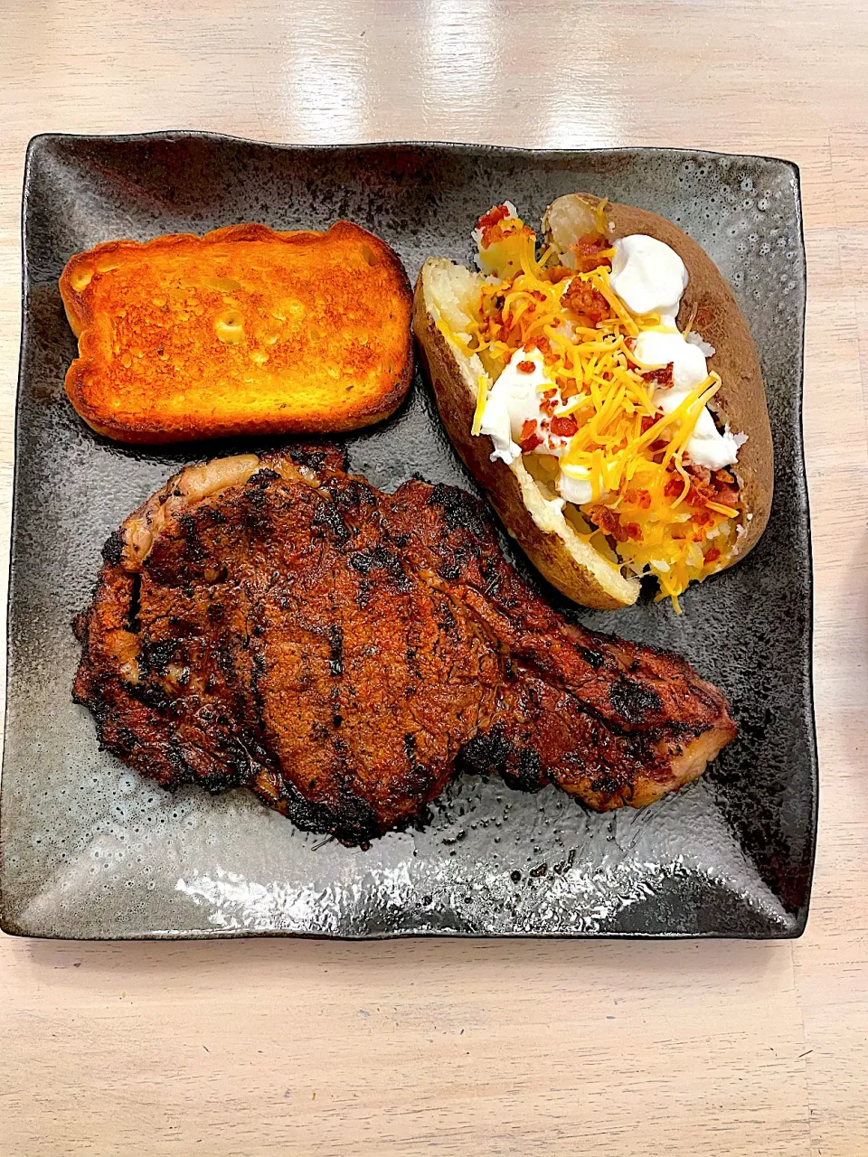 Snapdishの料理写真:Blackened Ribeye w/loaded baked potato and Texas toast|Rafael Pachecoさん