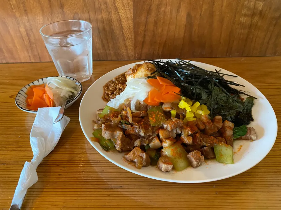 ピリ辛ルーローハンと極辛キーマクラシックのりだくのあいがけ🇹🇼🍛味玉トッピング🥚ピクルスマシマシ🥒|buhizouさん