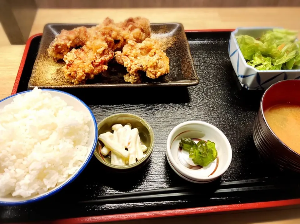 Snapdishの料理写真:炙り若鶏の唐揚げ定食 ¥780|Blue Moon Caféさん