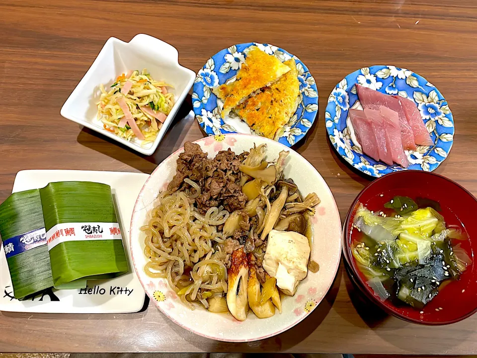 頂き物笹寿司　肉豆腐　白菜とわかめの中華スープ　ふくらぎの刺身　じゃがいものチーズガレット　切り干し大根のサラダ|おさむん17さん