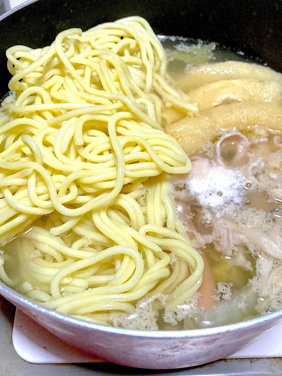 Snapdishの料理写真:うま塩豚肉鍋、焼き鳥、キャベツとブロッコリーのサラダ|Ayaさん