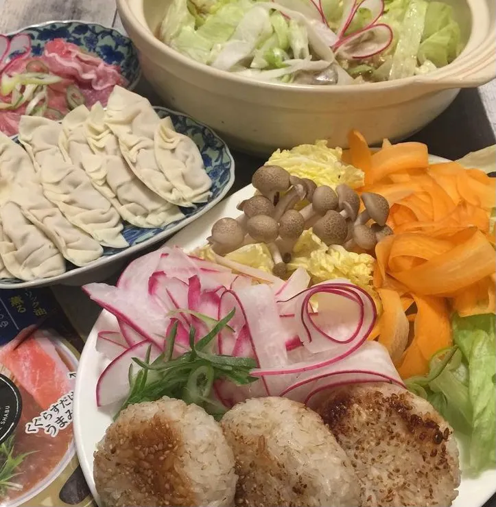 シメの焼きおにぎりが美味しい牛だし餃子鍋|らぴすらずり(らぴ)さん