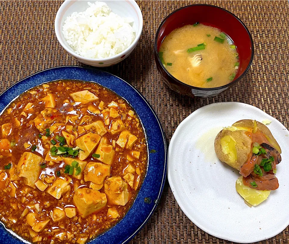 Snapdishの料理写真:麻婆豆腐&じゃがバター|Emikoさん