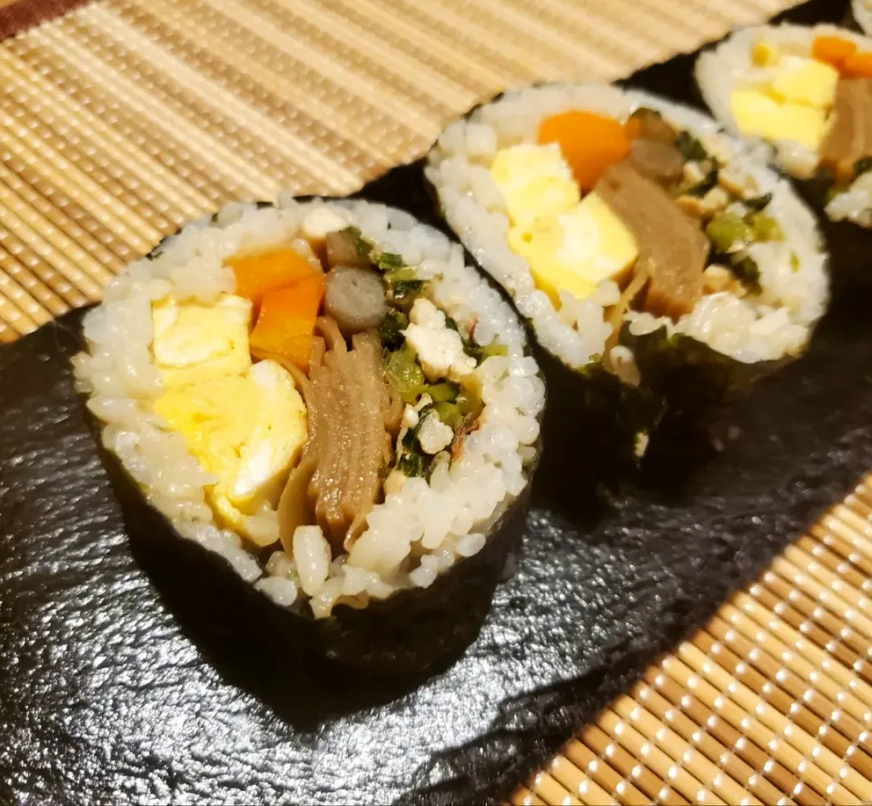 干した野菜で田舎巻き( ˙▿˙　)昨日の大根葉そぼろ入り|まぁさん