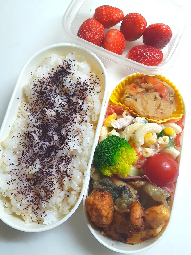 Snapdishの料理写真:☆中学生弁当☆(祝誕生日)ゆかりごはん、切干大根、マカロニサラダ、ブロッコリー、ミニトマト、鯵竜田揚げ、唐揚げ、イチゴ|ｼｮｺﾗさん