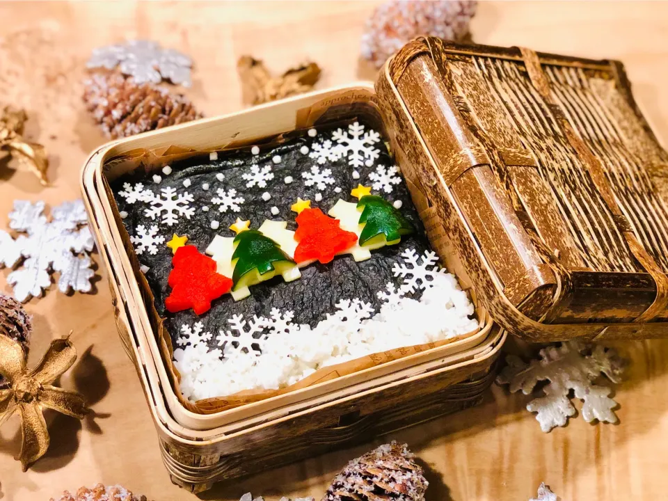 Snapdishの料理写真:クリスマスデコな鶏そぼろ弁当|1480_kojiさん