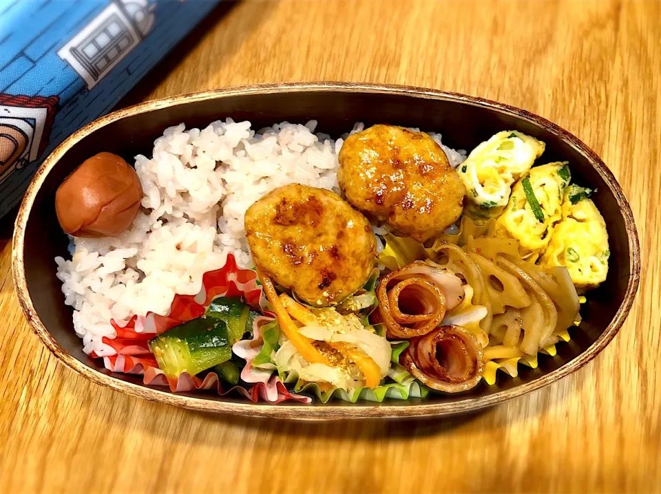 サラ弁　　　　　　　　　　　　　　　　　　鶏つくねの照り焼き風　蓮根キンピラ　紅白なます　葱入り卵焼き　胡瓜の酢物|じゅんさんさん