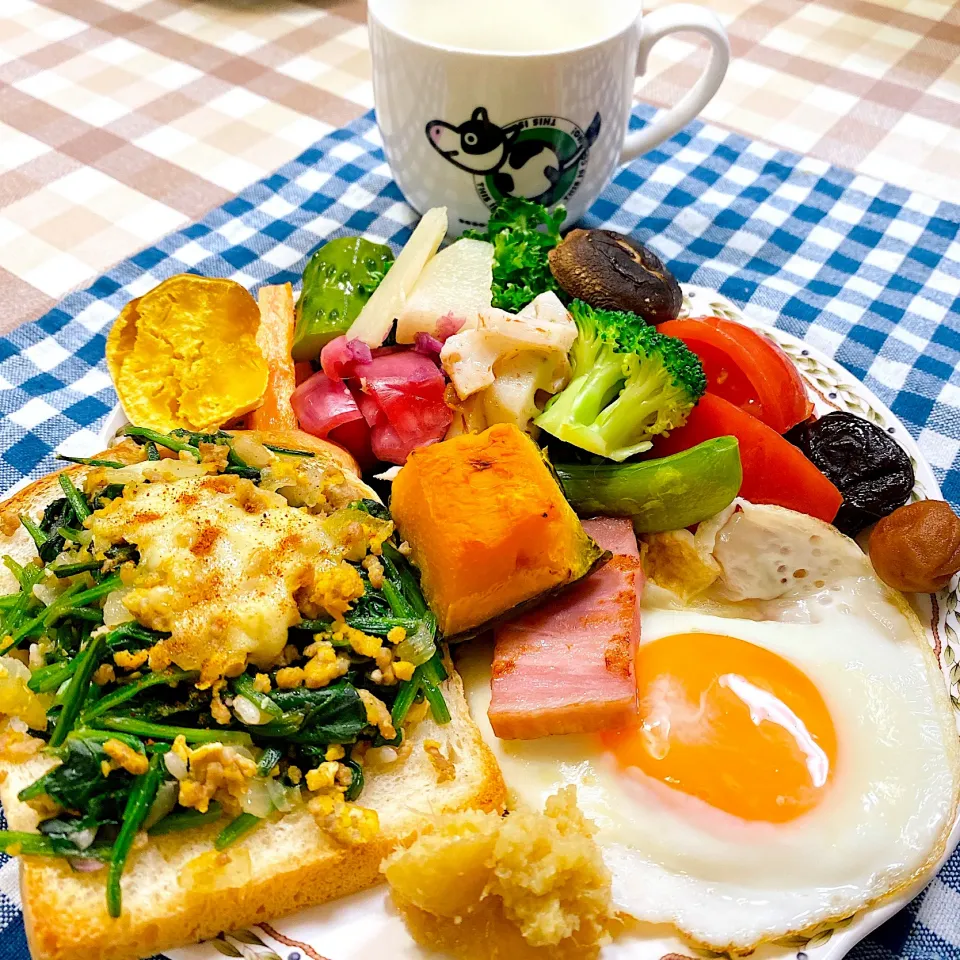 Snapdishの料理写真:今日の朝ごはん★ほうれん草と肉味噌のチーズトースト|riko30294さん