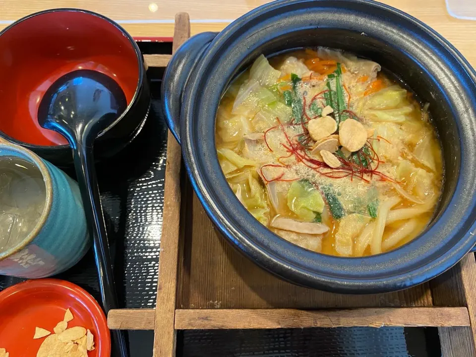 Snapdishの料理写真:もつ鍋焼きうどん　フライドガーリックあと乗せ|ようか✩.*˚さん