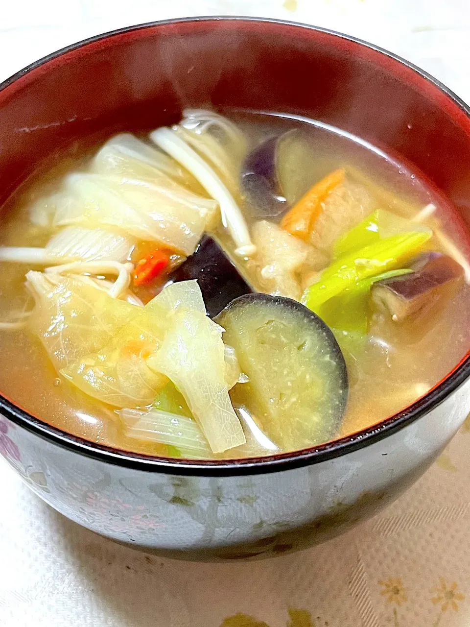 Snapdishの料理写真:野菜たっぷりの味噌汁|つるひめさん