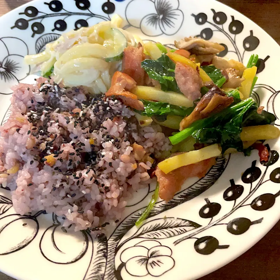 マカロニサラダ スパムと舞茸とポテトの炒め物|gohan♡さん