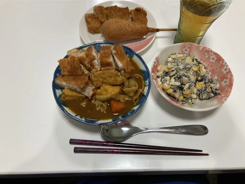 Snapdishの料理写真:晩御飯(￣∇￣)カツカレーとサラダとアメリカンドッグ。玉ねぎ切らしてたから、人参、豚こま、厚揚げ。サラダはひじき、コーン、ツナ缶、玉子をマヨで和えただけー。|Saharaさん