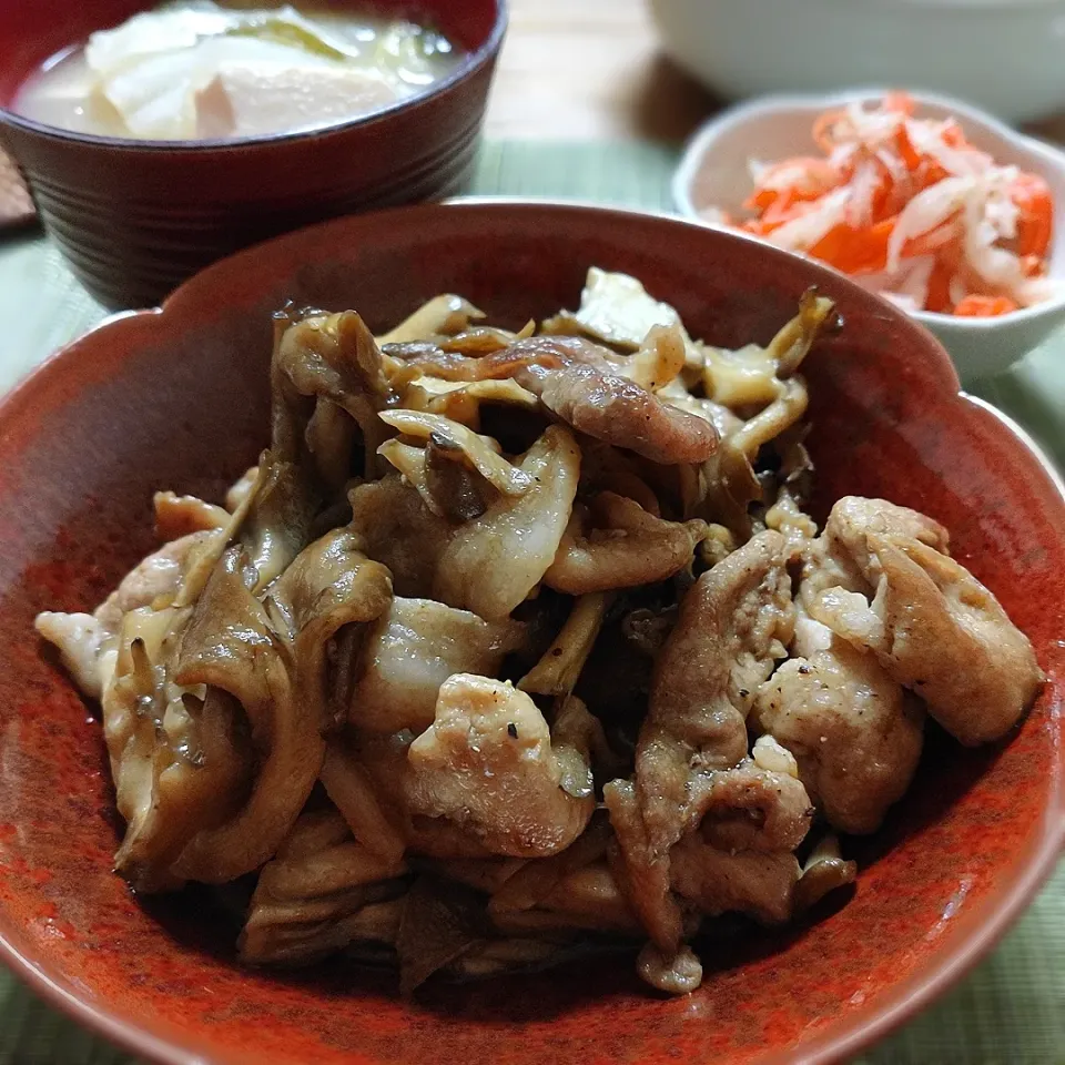 まいたけと豚肉の炒め物
大根とにんじんの酢の物
白菜スープ|ちょびんさん