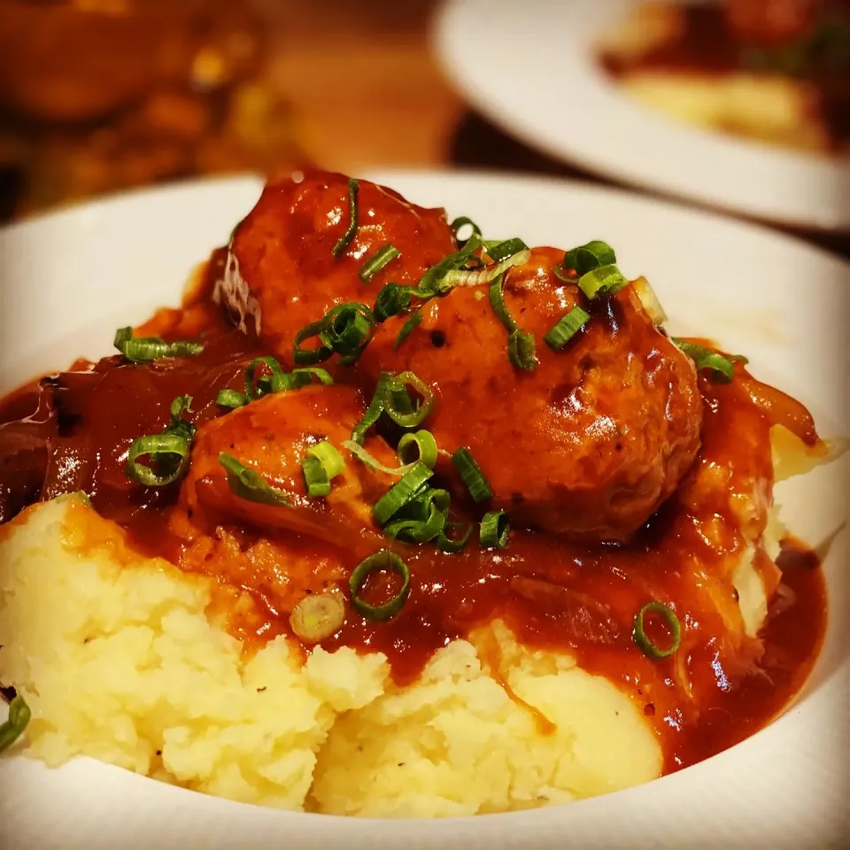 Spicy Freshly Made Beef Meatballs in A Worcester Red Wine Onion Gravy with Butter Mash Potatoes topped with chopped Chives 
#meatballs #gravy #chefemanuel 
#hom|Emanuel Hayashiさん