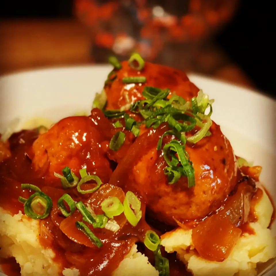 Spicy Freshly Made Beef Meatballs in A Worcester Red Wine Onion Gravy with Butter Mash Potatoes topped with chopped Chives 
#meatballs #gravy #chefemanuel 
#hom|Emanuel Hayashiさん