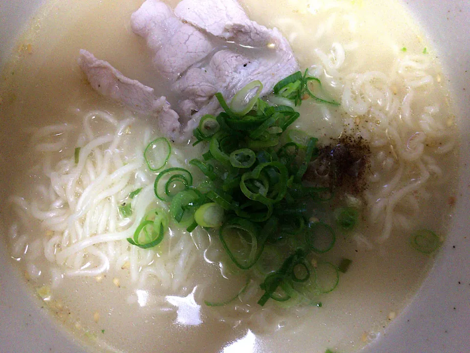 自家製 豚骨ラーメン(豚バラ入)|ばーさんさん