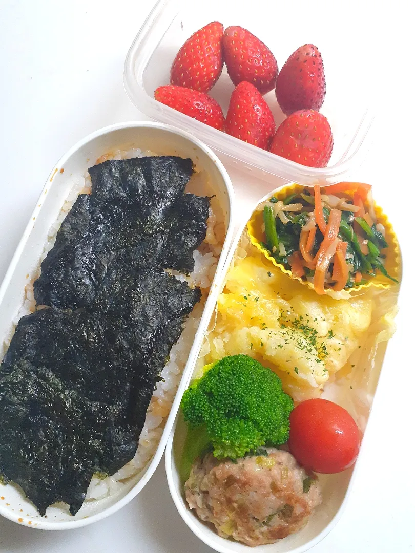 Snapdishの料理写真:☆中学生弁当☆寝坊した～(ToT)のり弁、野菜ナムル、ポテトグラタン、ブロッコリー、ミニトマト、ハンバーグ、イチゴ|ｼｮｺﾗさん