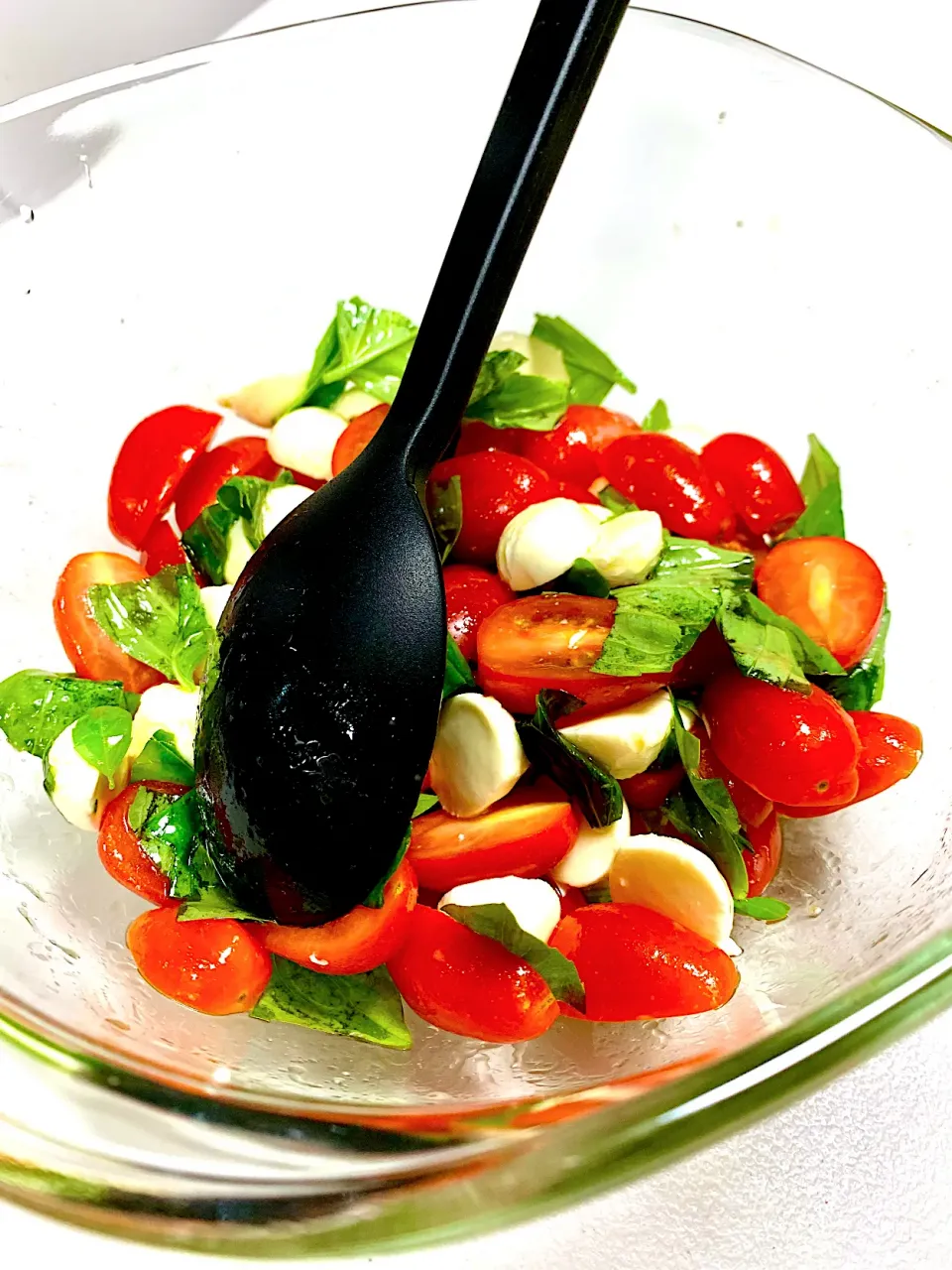 10 Minutes! Tomato Mozzarella Caprese Salad|gonbenさん