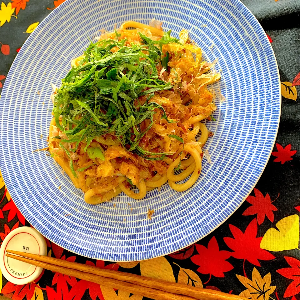 Snapdishの料理写真:にゃんぺこさんの料理 油揚げと大葉のピリ辛炒めde焼きうどん|chicaocafeさん