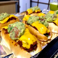 Snapdishの料理写真:12/2  夕飯　chili cheese dog with homemade buns and guacamole|kaori_moneychildさん