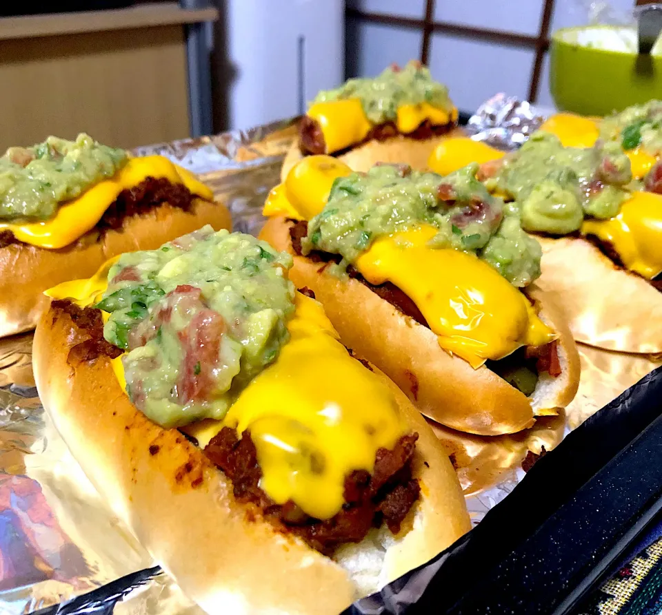 12/2  夕飯　chili cheese dog with homemade buns and guacamole|kaori_moneychildさん