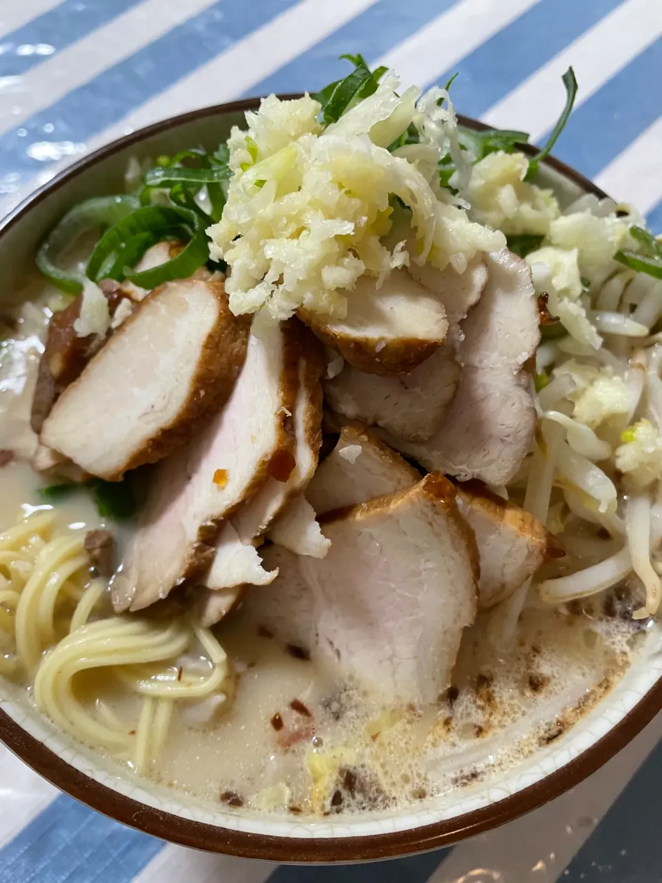 Snapdishの料理写真:マルタイ焦がしねぎ入り黒豚豚骨ラーメントッピングキャベツもやし葱自家製焼豚大蒜増し|カピバラおやじさん