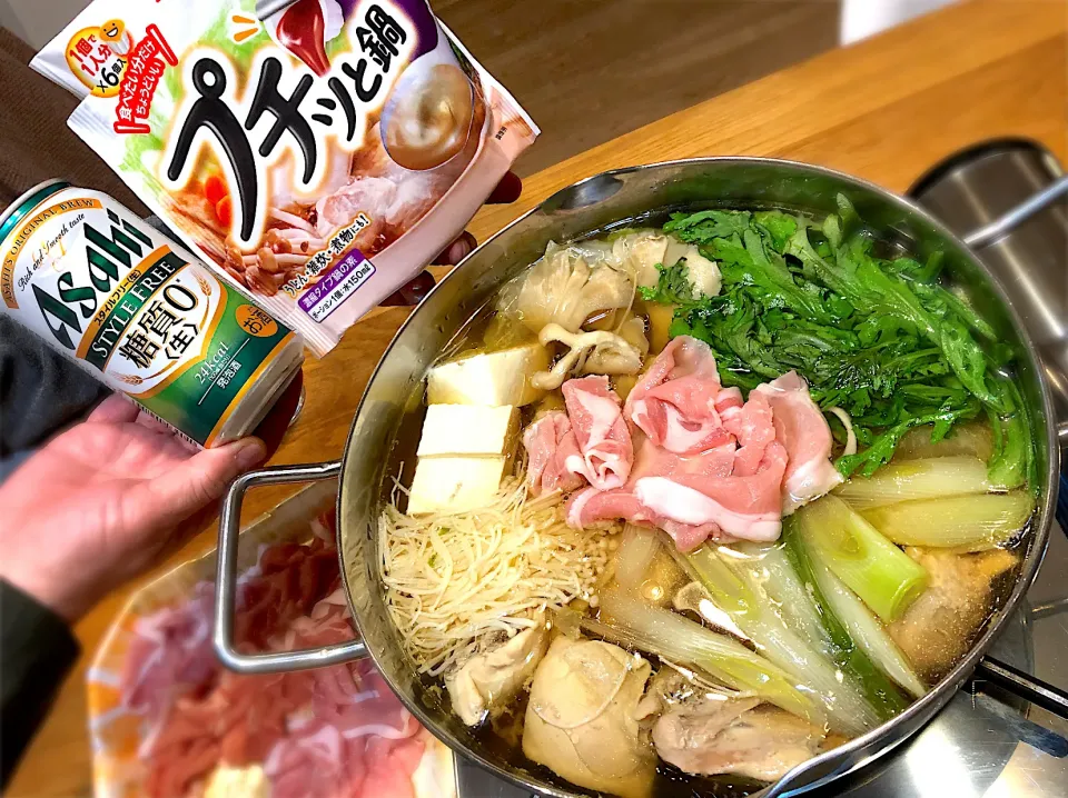 プチット鍋！！鶏骨つき肉と豚ロース肉で！　明日のランチは雑炊です！|じゅんさんさん