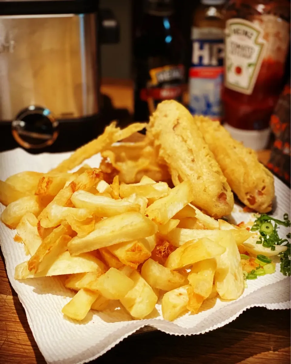 The Savoy Chip Shop in East Acton where I grew up ! When you had  less than a pound in your pocket 
Homemade Sausage In Batter with freshly made Chips 
#chips #|Emanuel Hayashiさん