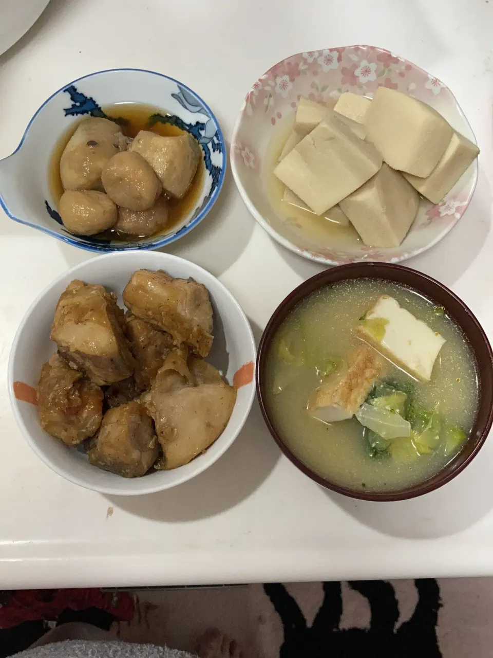 晩御飯٩( 'ω' )و🌟高野豆腐の炊いたん🌟里芋の炊いたん🌟鶏の照り焼き🌟みそ汁（キャベツ、厚揚げ、ブロッコリー）今日は朝から片頭痛が酷くて、フラフラしながら、家事こなして、コーヒーでも飲んで一休み…って思った途端に地震。1人やったから、怖くてワタワタしてたら、先輩ママ友から電話、落ち着いたら旦那から電話。|Saharaさん