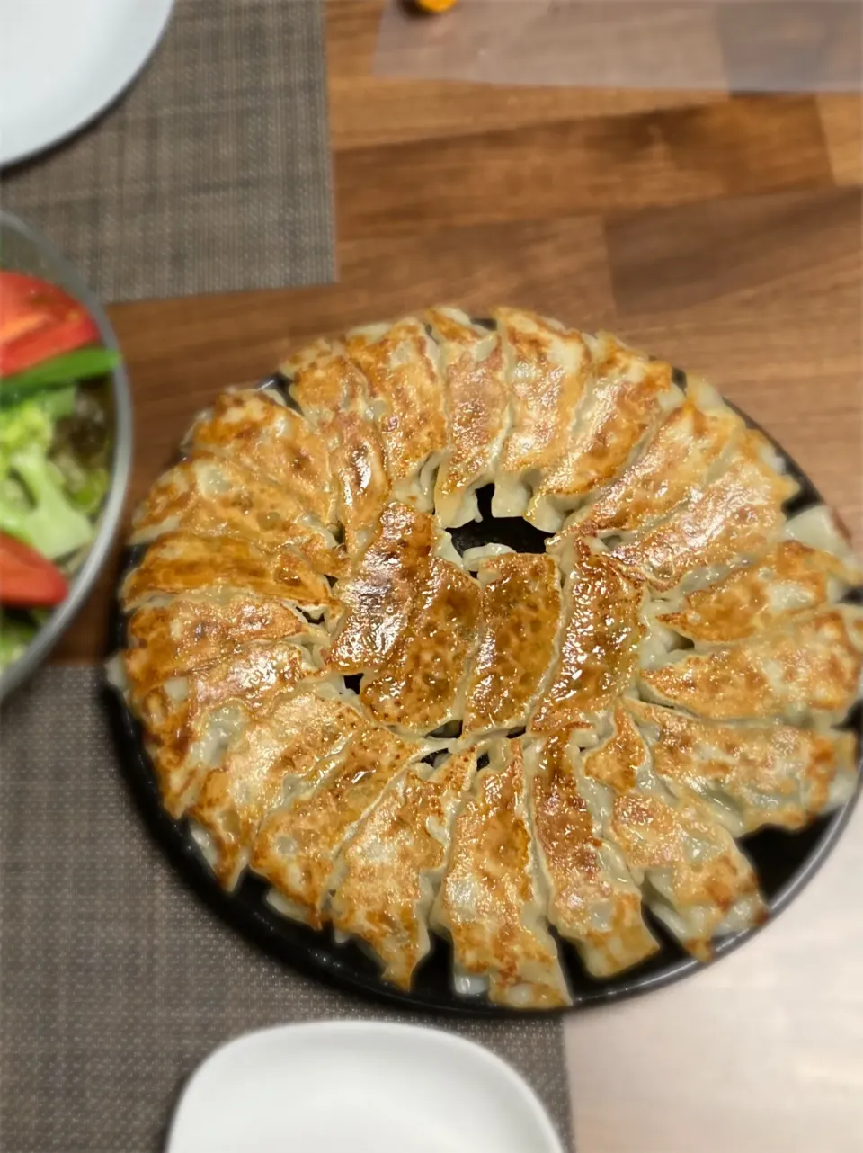 Snapdishの料理写真:ゴロゴロ具材の焼き餃子|ふぅさん