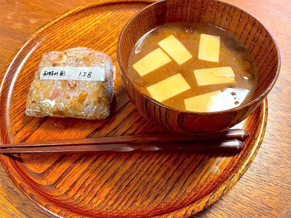 Snapdishの料理写真:なめこと豆腐の味噌汁、お好み焼き風おにぎり|せんべいさんさん