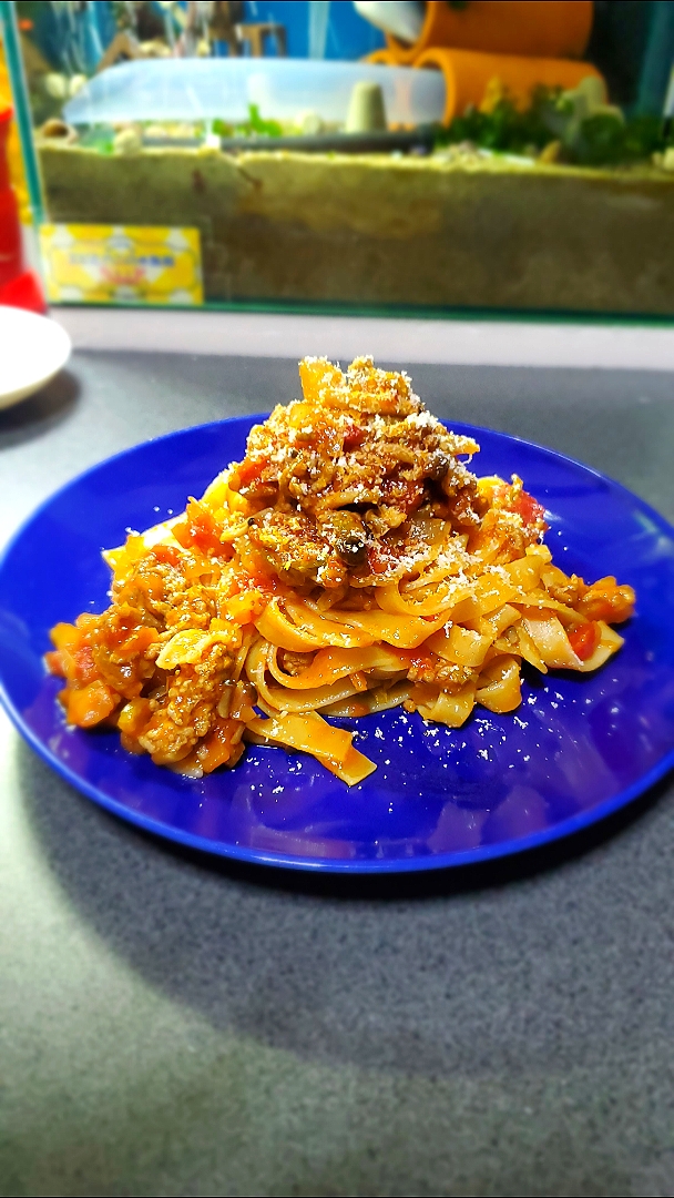 モッチモチのゴロッとミートパスタ　パルミジャーノがけ🇮🇹