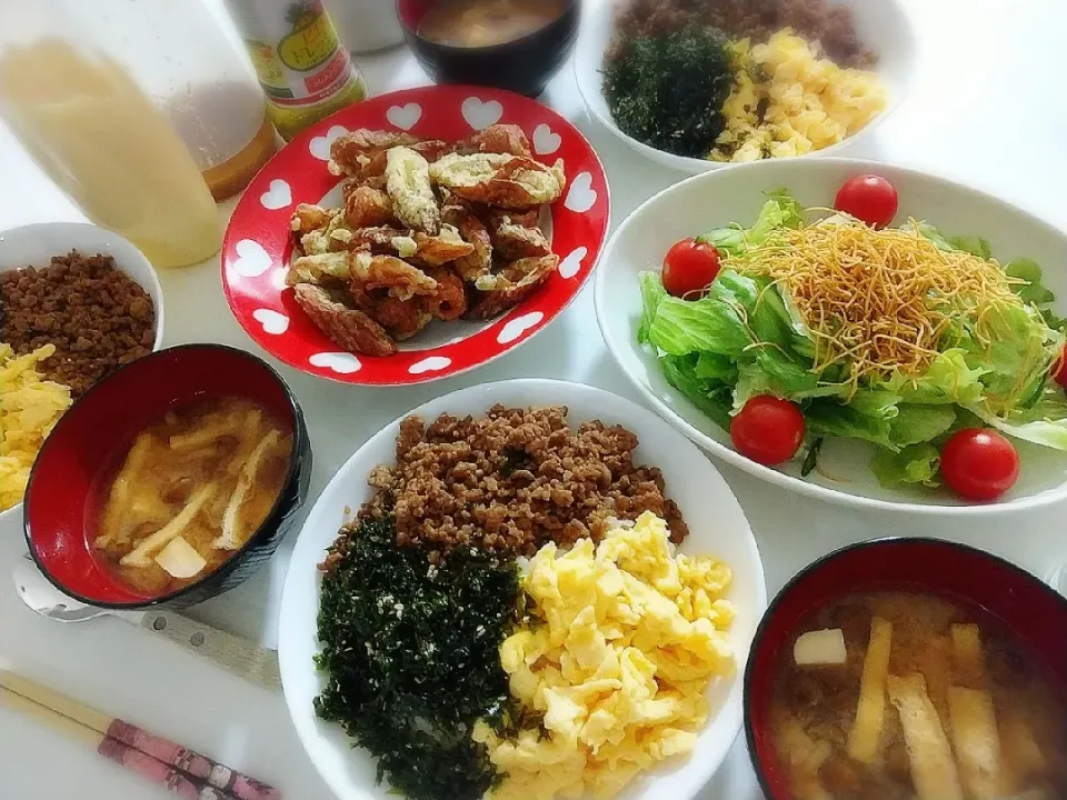 Snapdishの料理写真:夕食(*^^*)
三色丼(そぼろ、卵、海苔フレーク)
ちくわ磯辺揚げ
サラダ🥗(レタス、きゅうり、ミニトマト、パリパリ麺)
お味噌汁(なめこ、豆腐、油揚げ)|プリン☆さん