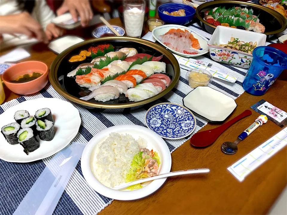 Snapdishの料理写真:【離乳食】鮭ごはん、茹で野菜 & お寿司、お刺身、かっぱ巻き、帆立とホッキ貝のネギ和え|sayaさん