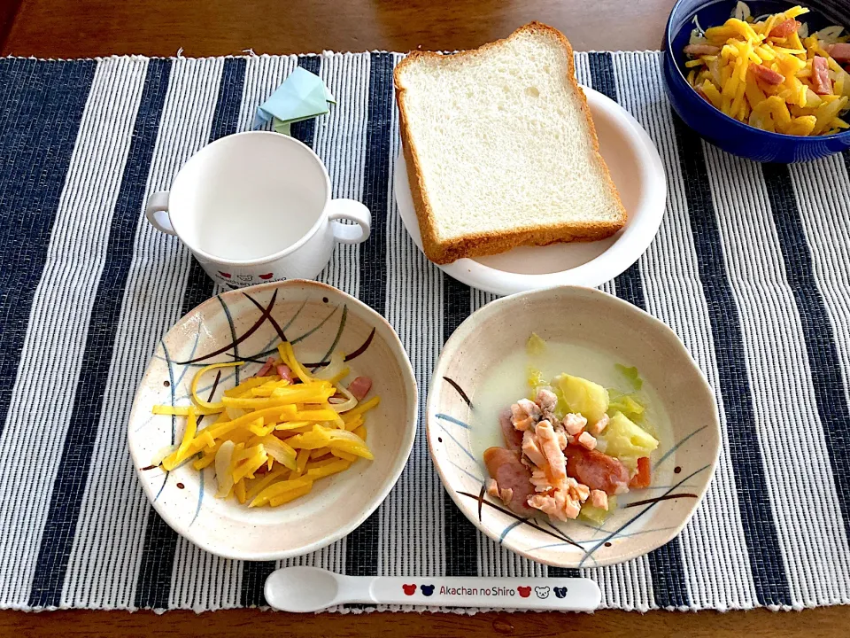 【離乳食】食パン、豆乳スープ、ジャーマンポテト、水|sayaさん