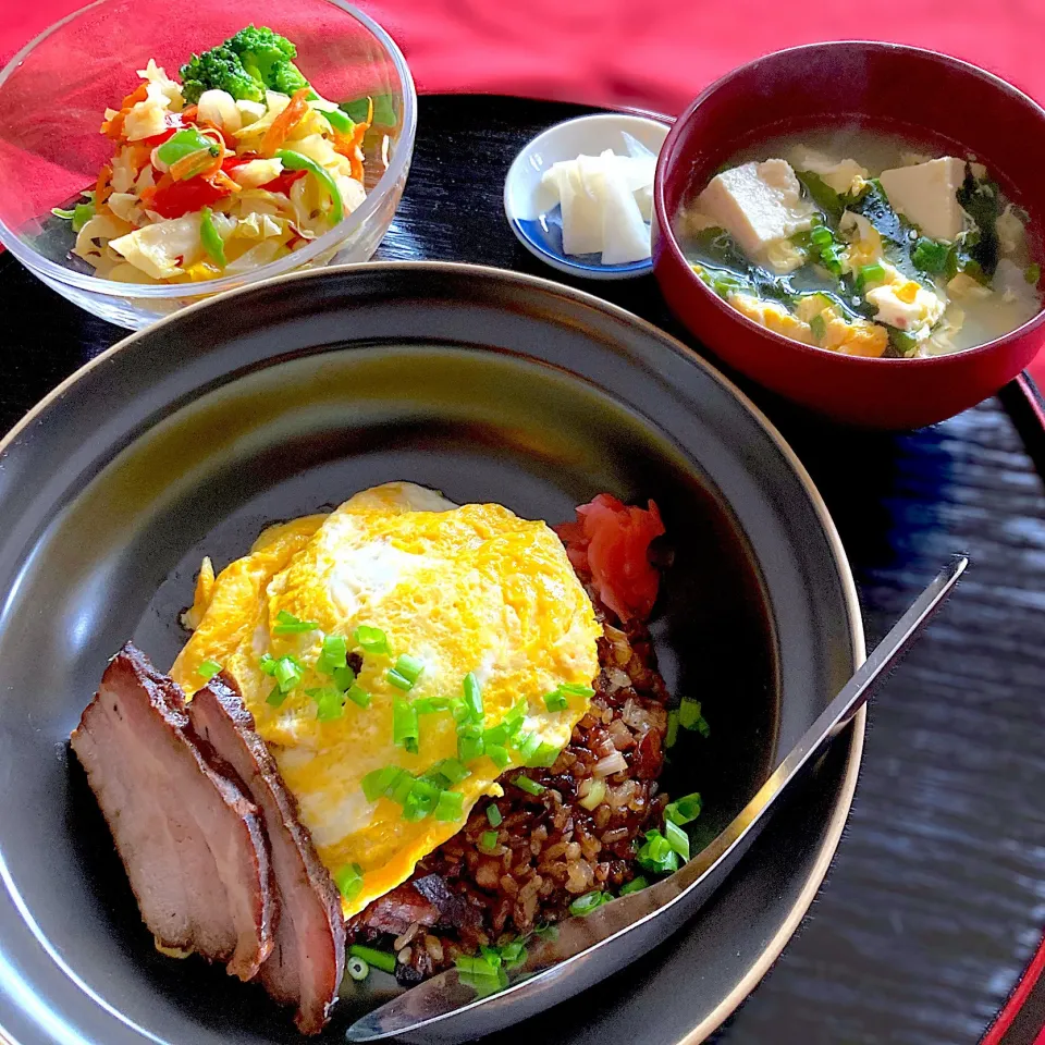 Snapdishの料理写真:自家製焼き豚のオムチャーハン|Kさん